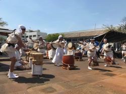 太鼓を叩いている様子