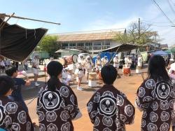 太鼓演奏を見ている人の様子
