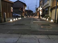 塘路の並ぶ景色の写真