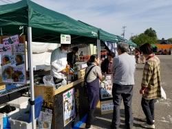 イベントを楽しむ人たちの写真