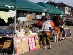 イベントを楽しむ人たちの写真