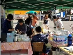 イベントを楽しむ人たちの写真