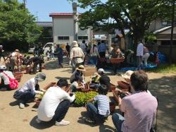 花を植えている参加者の写真