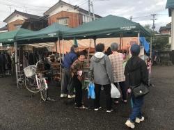 にぎわうお店の写真
