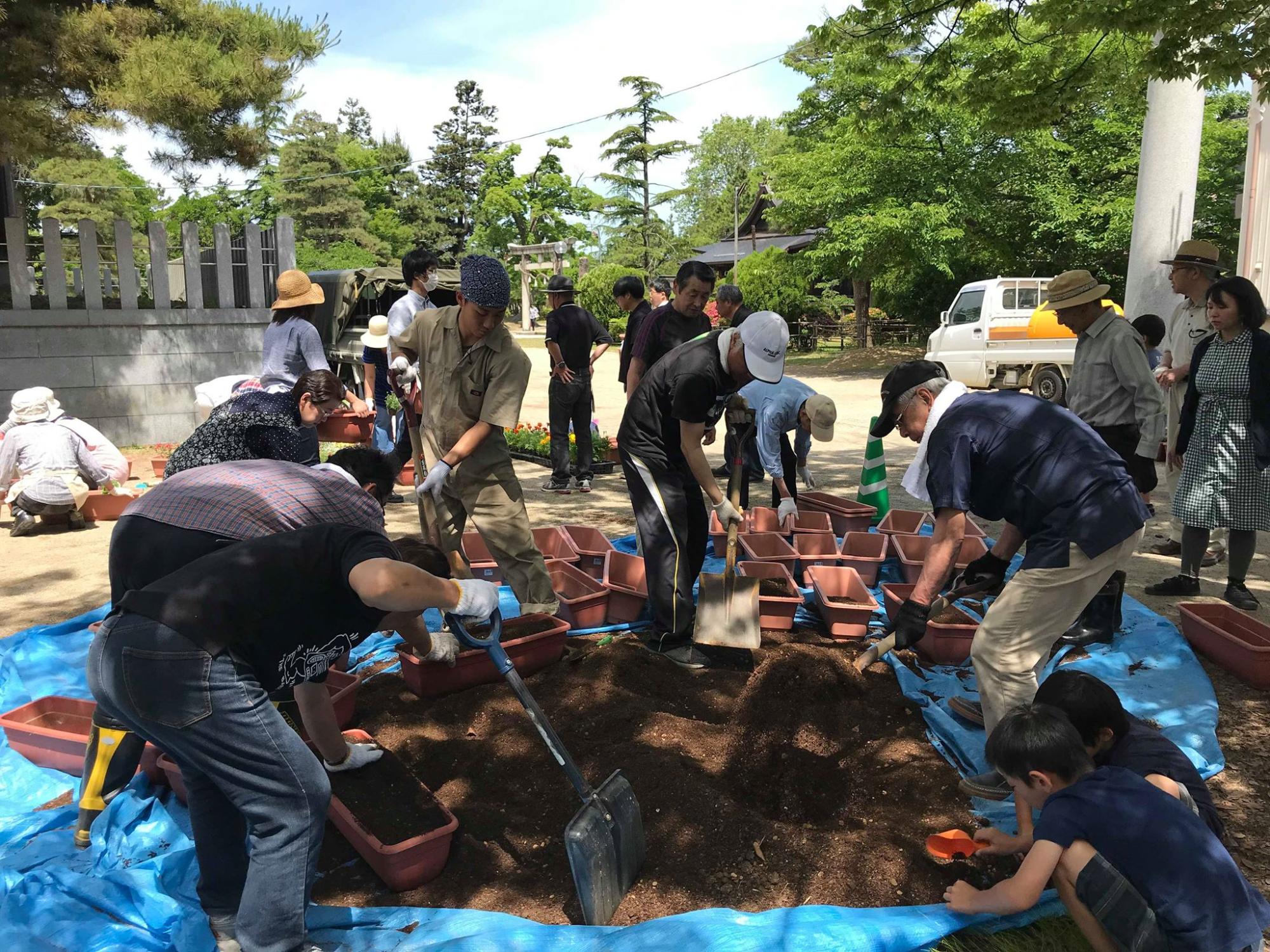 花植え作業の様子