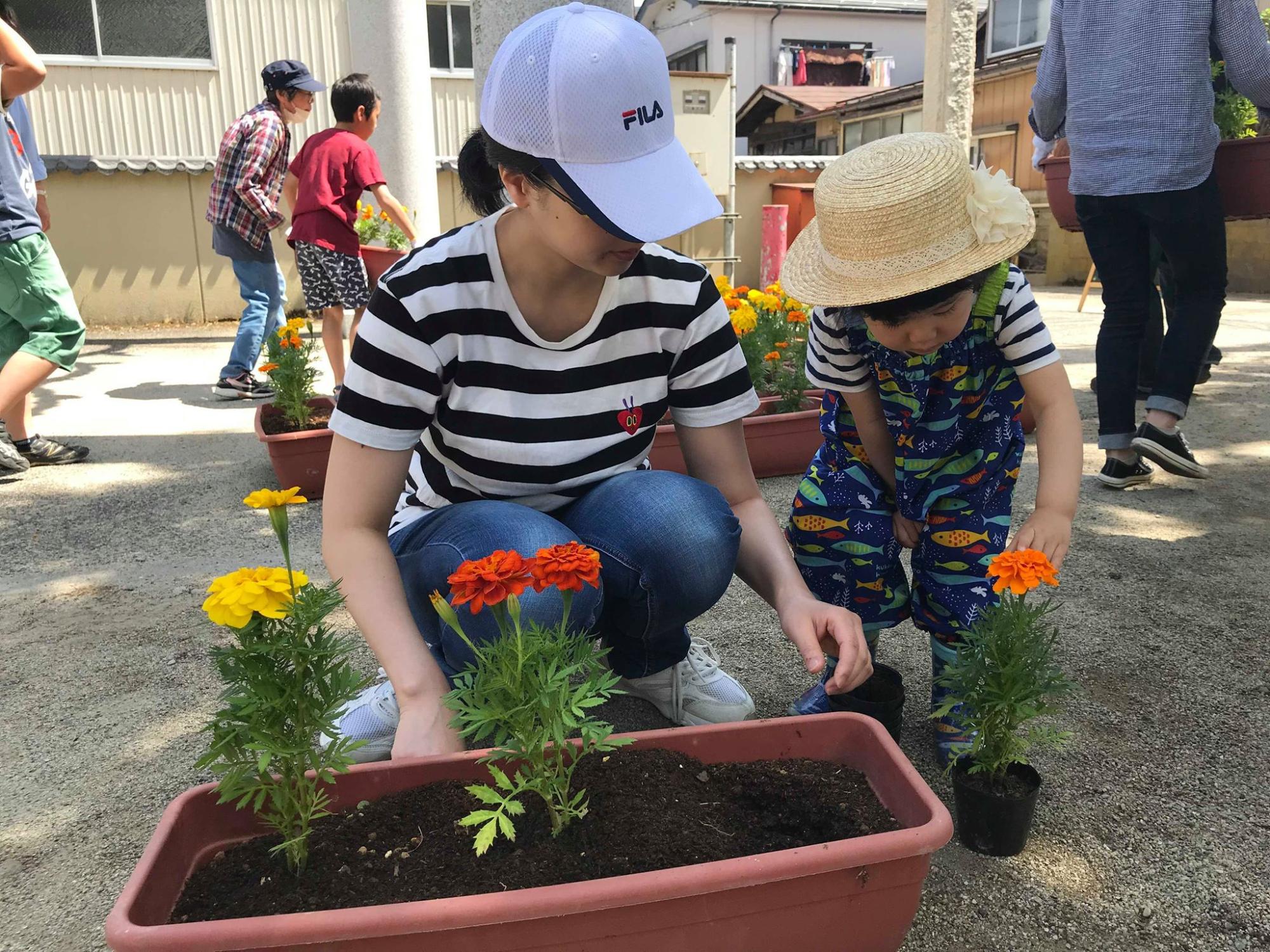 花植え作業の様子