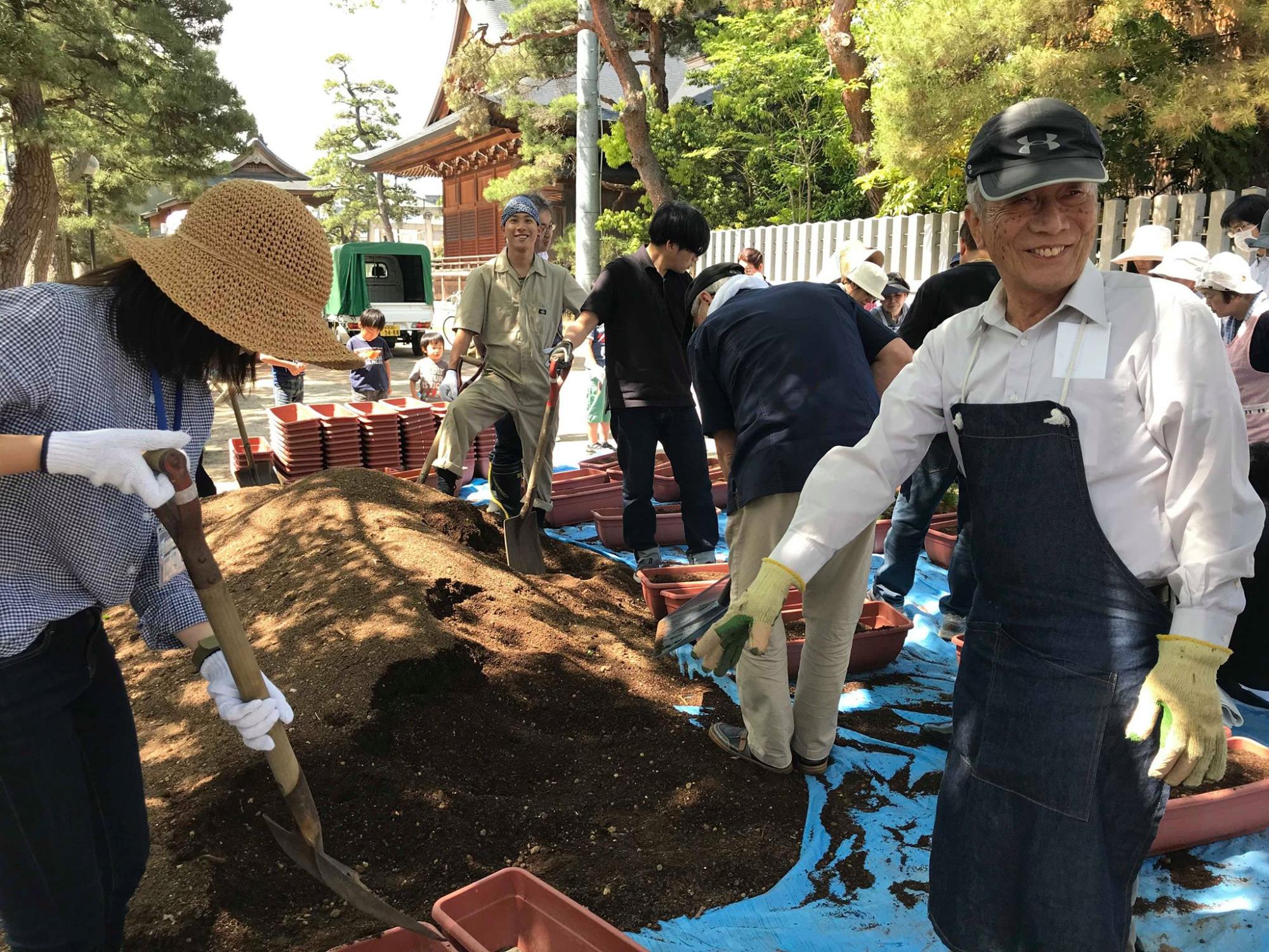 花植え作業の様子
