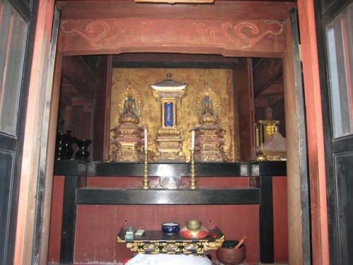本成寺多宝塔 内部 西より