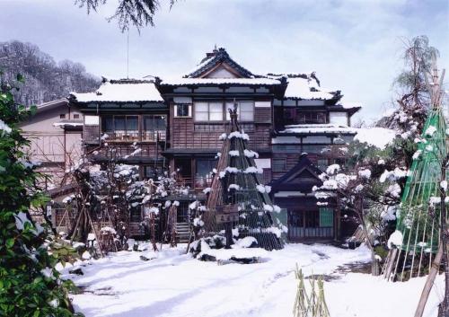 嵐渓荘緑風館全景 南から(撮影:田村収氏)