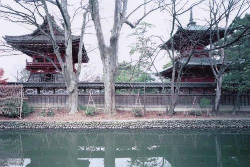 本成寺鐘楼 遠景 東より(左:鐘楼・右:多宝塔)(田村収氏撮影)
