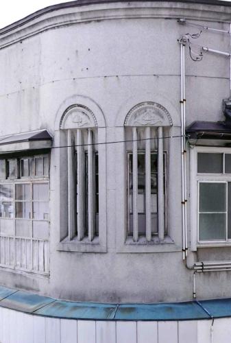 旧外山虎松商店店舗兼主屋 2階外観 北東角 北東から (平山育男氏撮影)