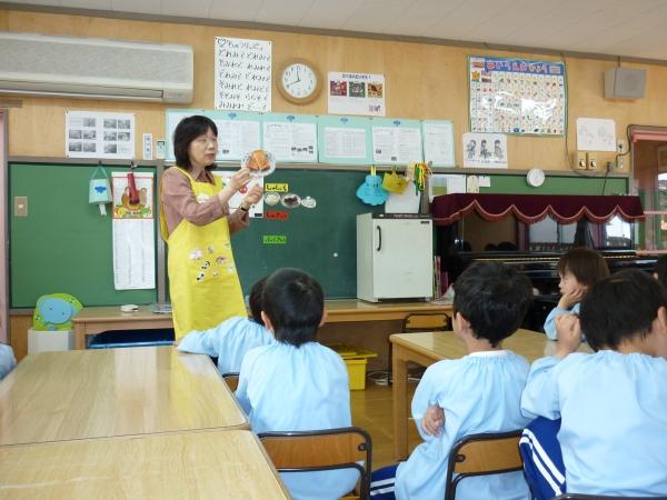 食べ物カードを使って子どもたちに食べ物の働きを伝える