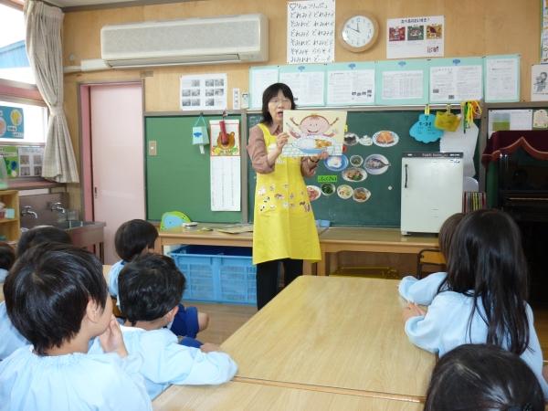 食育紙芝居を読み聞かせる様子