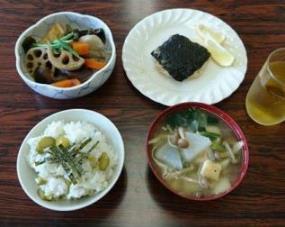 アスパラごはん、鶏ひき肉磯辺焼き、野菜の煮物、具だくさん汁