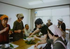 ちまき作りの様子平成25年6月第四中学校区