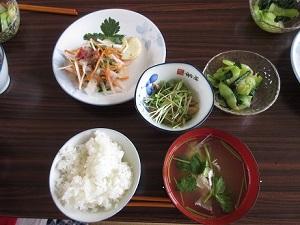 献立 ごはん、白身魚の梅風味、ごぼうのごま和え、青梗菜のピリ辛おひたしさやいんげんと油揚げの味噌汁・大島中