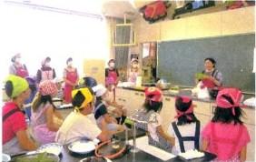 笹団子作りの様子平成27年7月1日下田中学校区