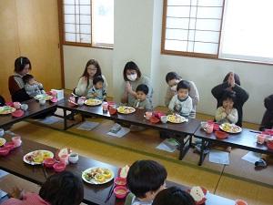 千代が丘保育所での試食提供の様子