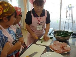 二中校区子どもの料理教室の様子