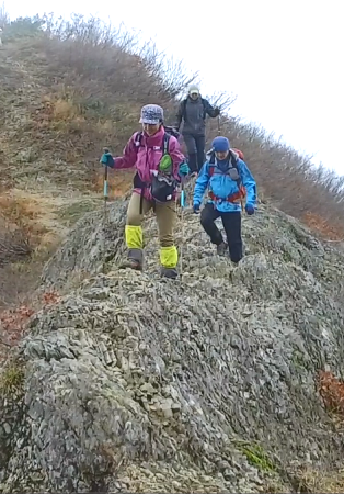 粟ヶ岳登山の様子