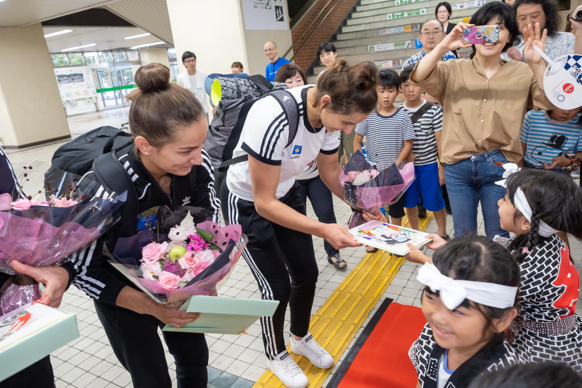 六角凧色紙と花束のプレゼント
