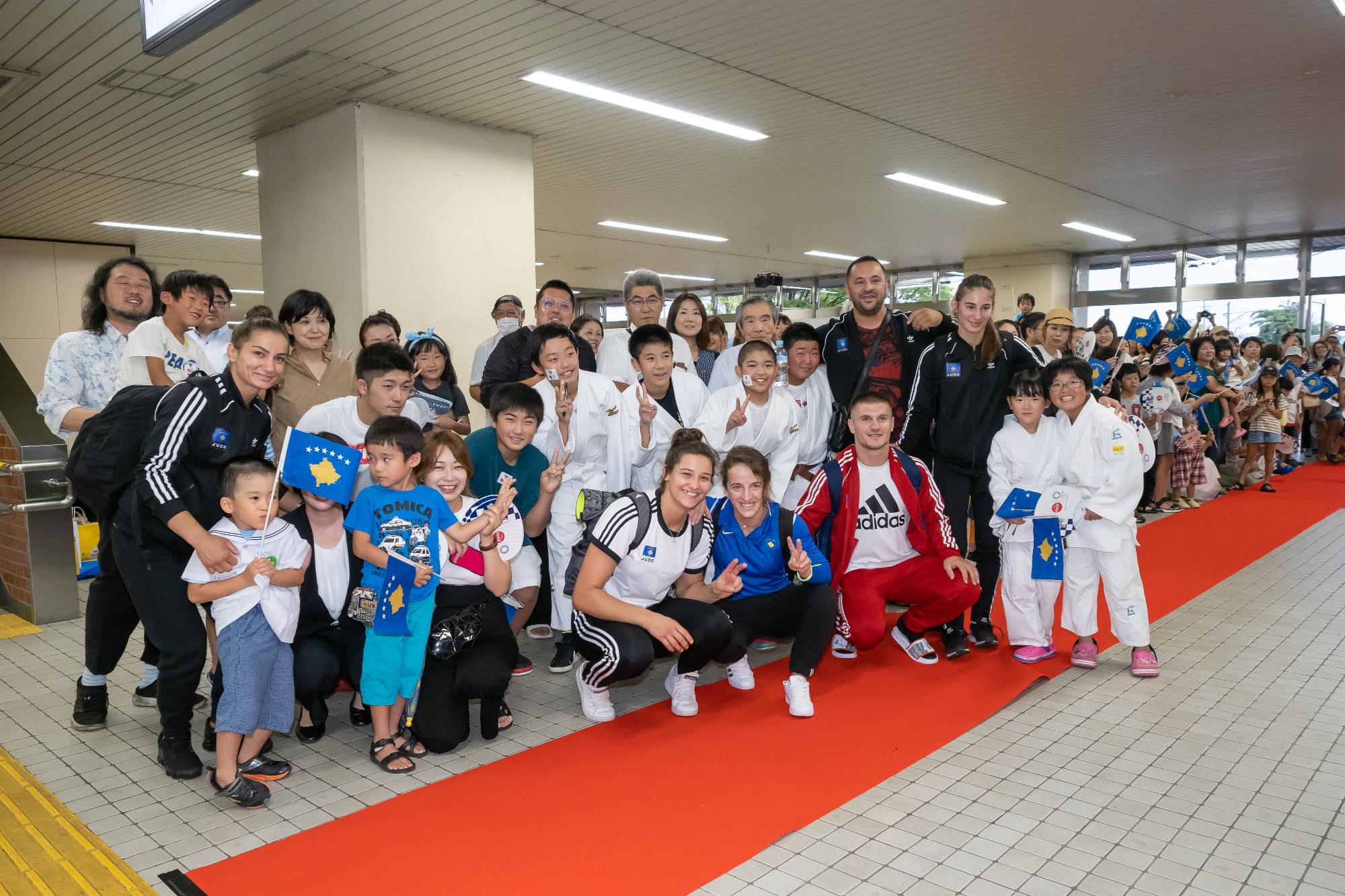 出迎えた市民との写真撮影