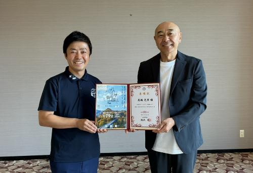 市長から高橋さんへ3期目の委嘱状をお渡ししました