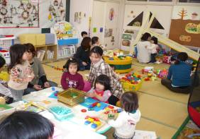 子供達がお絵かきしている写真