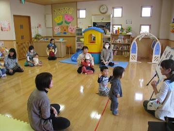 子供達が室内で遊んでいる写真