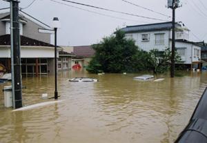 車の屋根部分まで浸水している昭栄大橋西詰の様子の写真