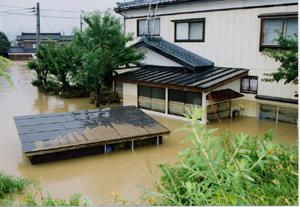 1階部分が床上浸水している2階建て住居の写真
