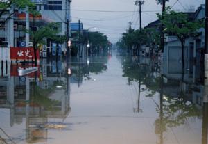 ガードレールの直下まで町中が水没した一新線の写真