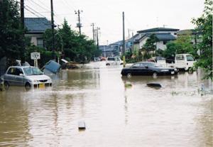 車のナンバープレートの高さまで浸水している曲渕地内の写真