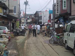 道路が土砂で覆われている四日町地内の写真