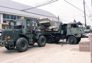 市内中学校の復興を支援する自衛隊の写真