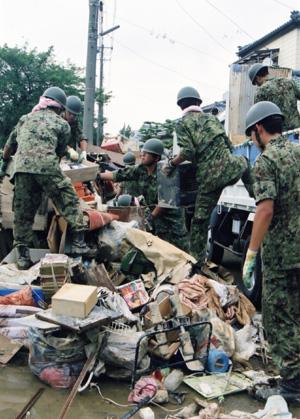 手際良くごみを排除する自衛隊員の写真