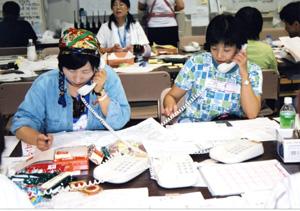 電話受付をするボランティアセンタースタッフの写真