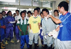復興作業を手伝ってくれたボランティア高校生達の写真