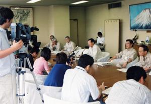 マスコミへの定例報告会の様子の写真