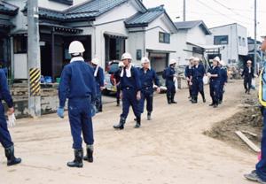 支援に来てくれた燕市の消防団の人々の写真
