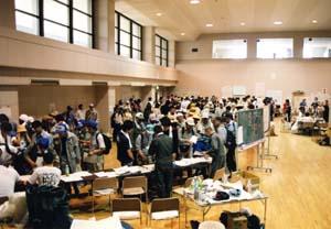 受付の為に、ボランティアセンターに市内外をはじめ県内外からも沢山の人々が集まっている様子の写真