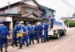 支援に来てくれた能生町の消防団員の写真