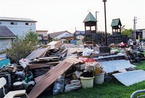 大小様々な水害ごみが集積された憩パーク嵐南