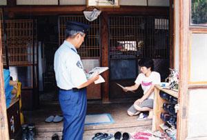 各家庭を防犯パトロールに回る三条警察署員の写真