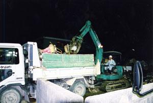 24時間体制で進められた、水害ごみの夜間収集作業の様子の写真