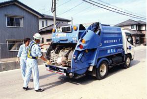 東京23区清掃協会も応援に掛け付け、青色のパッカー車で水害ごみを集めている写真