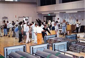 8月8日で閉鎖した三条市災害ボランティアセンターさん達が体育館の椅子を整頓している様子の写真