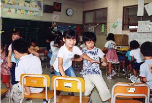 校舎が被災した南小学校の登校日で、 ゲームを楽しむ子どもたちの写真