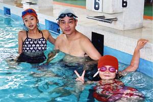 被災した市民プールもようやく復旧し、笑顔でプールを楽しむ親子の写真