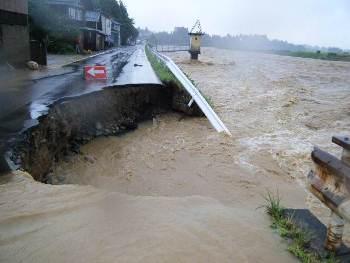 激流に抉り取られた道路の写真